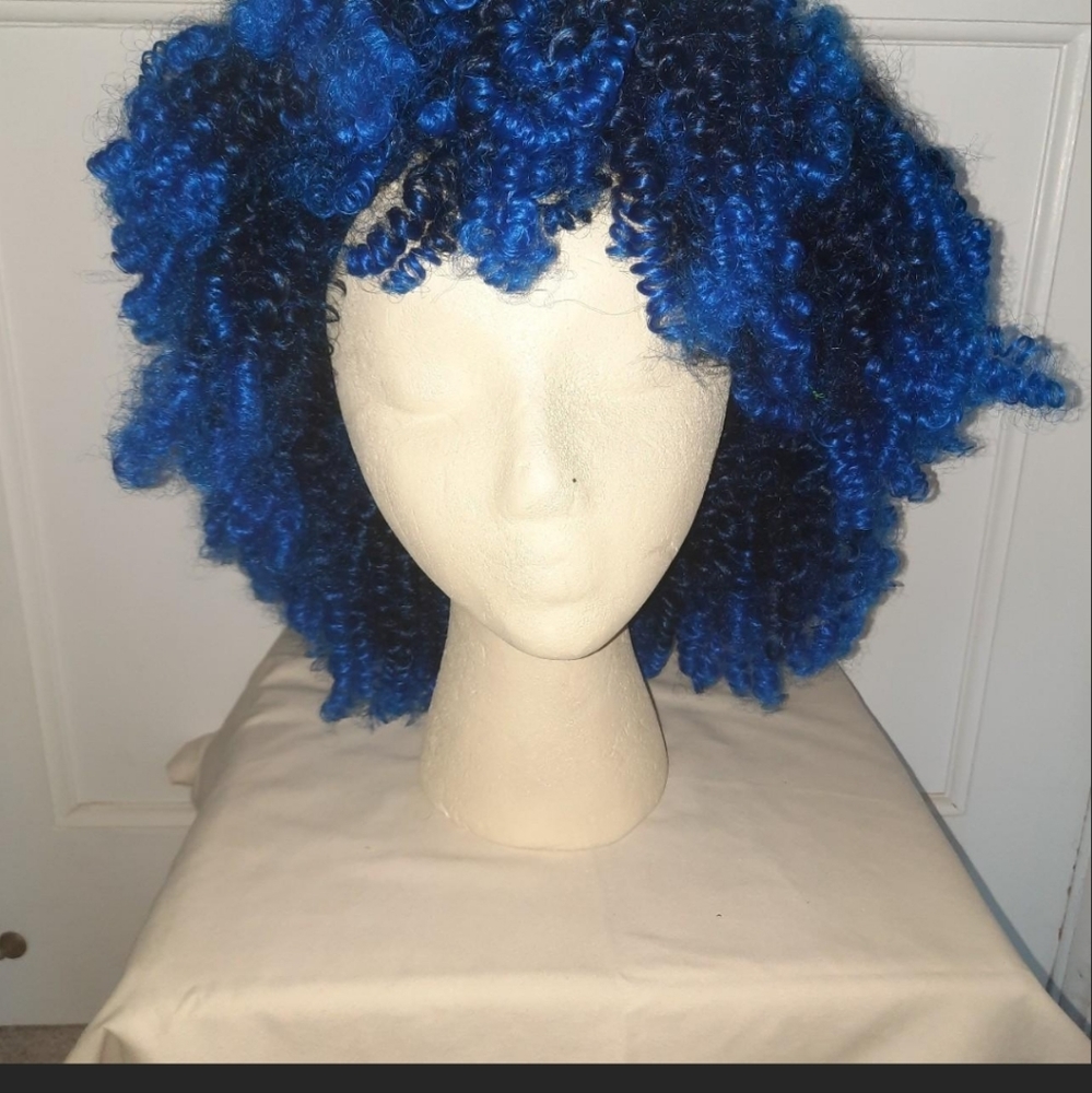 Blue/black curly wig with accessories